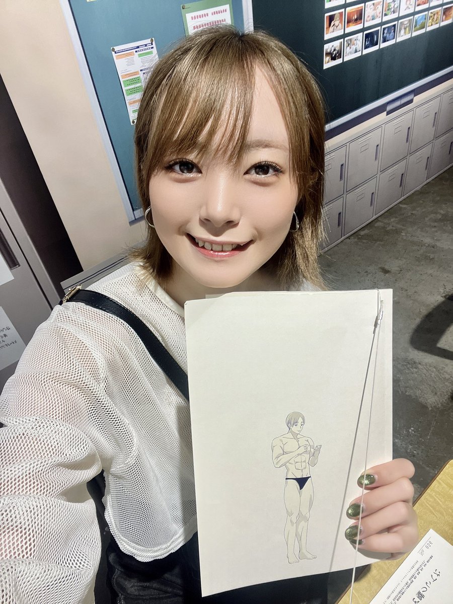 yui_kanari's tweet photo. 『 #霧尾ファンクラブ のファンクラブ』展に
行ってまいりました〜！！🏃💨✨

教室のブースにはあの展示物が…！
唾飛ばさないように記念撮影してきましたよ📸
そしてずっとお見せしたかった、12話のアフレコ台本裏にいるムキムキ望くんも‼️💪🏻✨

みなさまもぜひ行ってみてくださいね☺️✨ https://t.co/x78YaiQefs
