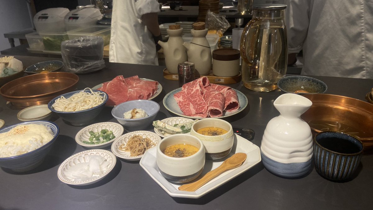 Voraciousracoon's tweet photo. 📍 しゃぶ信玄

越做越退步的一家店，很失望。
肉的品質依然在線，今天午間商務套餐的茶碗蒸也很好吃，但壽喜燒湯底一次比一次甜，有自助的小菜可以選，夾了兩個秋葵，咬一口直接吐出來超級難吃，山藥泥拌飯也是，白飯一口冷一口熱，有軟有硬，從原本最愛的壽喜燒直接打入冷宮💔 https://t.co/taSvTmNlFm