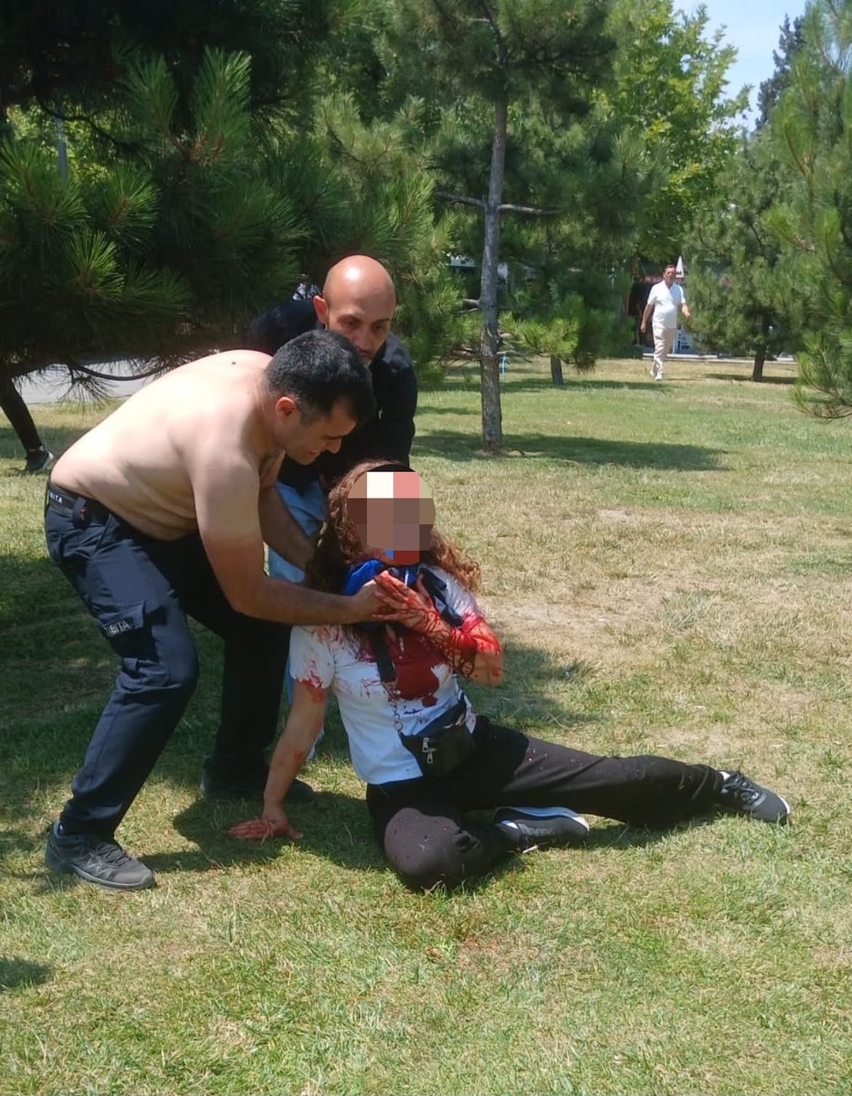 Rfatince25's tweet photo. Son Dakika Çatalca Millet Bahçesinde Boşanmak üzere olan bir koca eşinin boğazından kesti !..

@aykiri @yirmiucderece @siyahsancakx @memleketyoutube @ https://t.co/zLQKXmGxGb