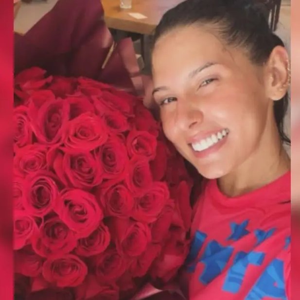 debochenewss's tweet photo. Ana Castela apareceu sorrindo ao lado de um buquê de rosas vermelhas e deixou a web intrigada. 🌹👀 A cantora não revelou quem enviou o presente, aumentando o mistério. Tem fã apostando em romance e outros achando que é só marketing. E você, o que acha? ❤️ https://t.co/aGVTHdslt6