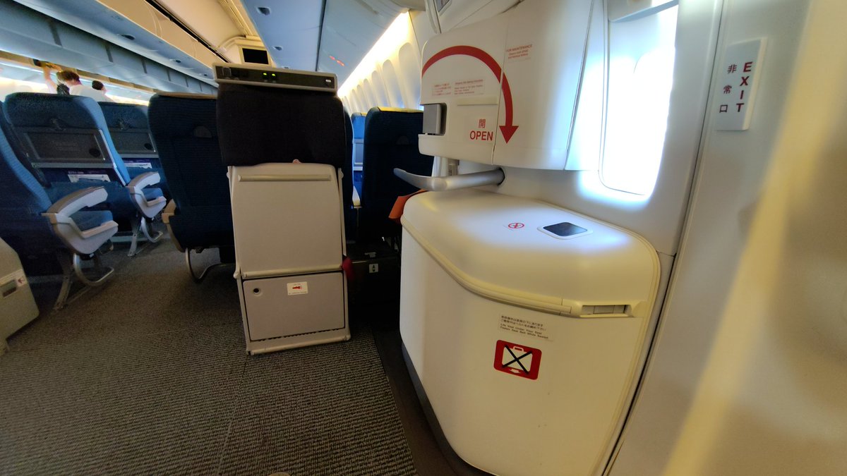 2023JGCSFC's tweet photo. 🔵OKA→HND
722→773
何とか非常口確保
でも、モロ真正面😄
🛫ベルトサインの間、
WiFiOKになっても、
📱を顔の高さに上げられません😅 https://t.co/uejjGNrFnx