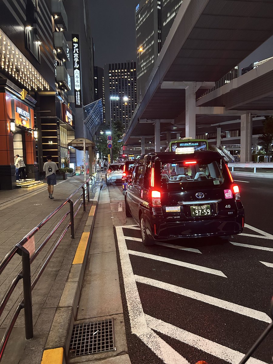 bikmus's tweet photo. バス停ってタクシー乗り場として使っていいんか https://t.co/9Jx0tKzBES