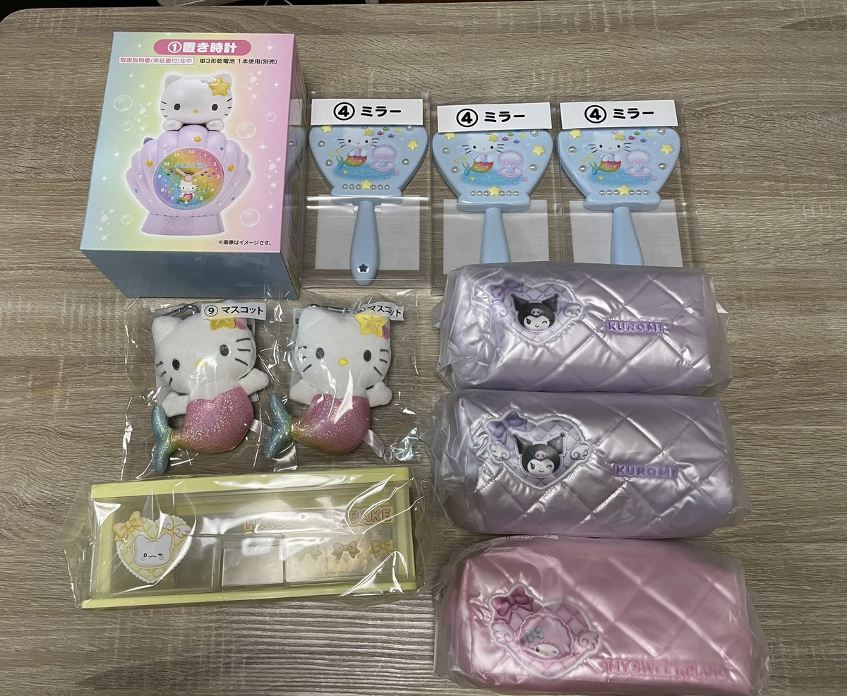 zaaaak1's tweet photo. サンリオくじ

【譲】
置き時計、ミラー、マスコット
（キティ）
ポーチ（クロミ、ピアノ）
チェスト（はなまる）

【求】
定価＋送料
またはサンリオ感謝パック　キティグッズ

時計は他のものとまとめて引き取ってくださる方を優先させていただきます。
よろしくお願いします。 https://t.co/duwjCeax6v