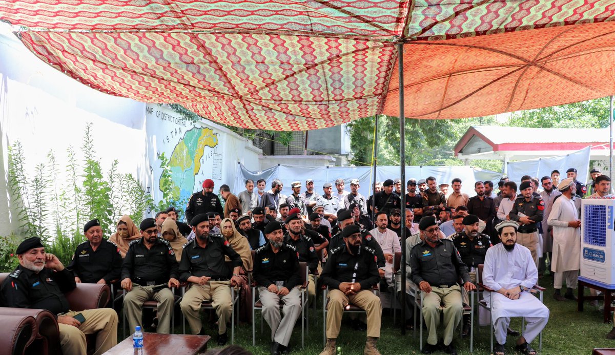 ChitralPolice's tweet photo. ڈی پی او لوئر چترال، رفعت اللہ خان (PSP) کے اعزاز میں پولیس لائن لوئر چترال میں پروقار الوداعی تقریب کا انعقاد کیا گیا۔ 

مقررین نے ان کی مثالی قیادت، پیشہ ورانہ خدمات اور عوام دوست پولیسنگ کو خراجِ تحسین پیش کیا۔ 

تقریب کے اختتام پر انہیں یادگاری شیلڈ اور تحائف پیش کیے گئے۔ https://t.co/suwiG4vNLt