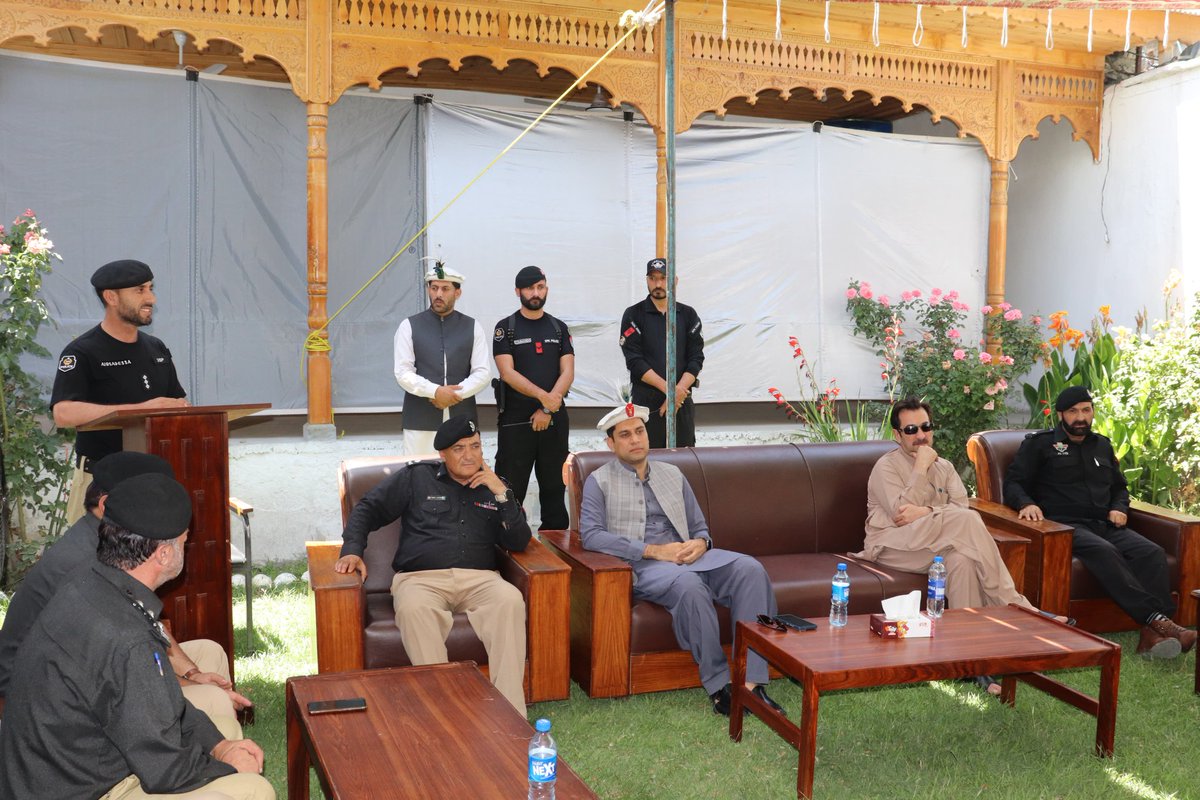 ChitralPolice's tweet photo. ڈی پی او لوئر چترال، رفعت اللہ خان (PSP) کے اعزاز میں پولیس لائن لوئر چترال میں پروقار الوداعی تقریب کا انعقاد کیا گیا۔ 

مقررین نے ان کی مثالی قیادت، پیشہ ورانہ خدمات اور عوام دوست پولیسنگ کو خراجِ تحسین پیش کیا۔ 

تقریب کے اختتام پر انہیں یادگاری شیلڈ اور تحائف پیش کیے گئے۔ https://t.co/suwiG4vNLt