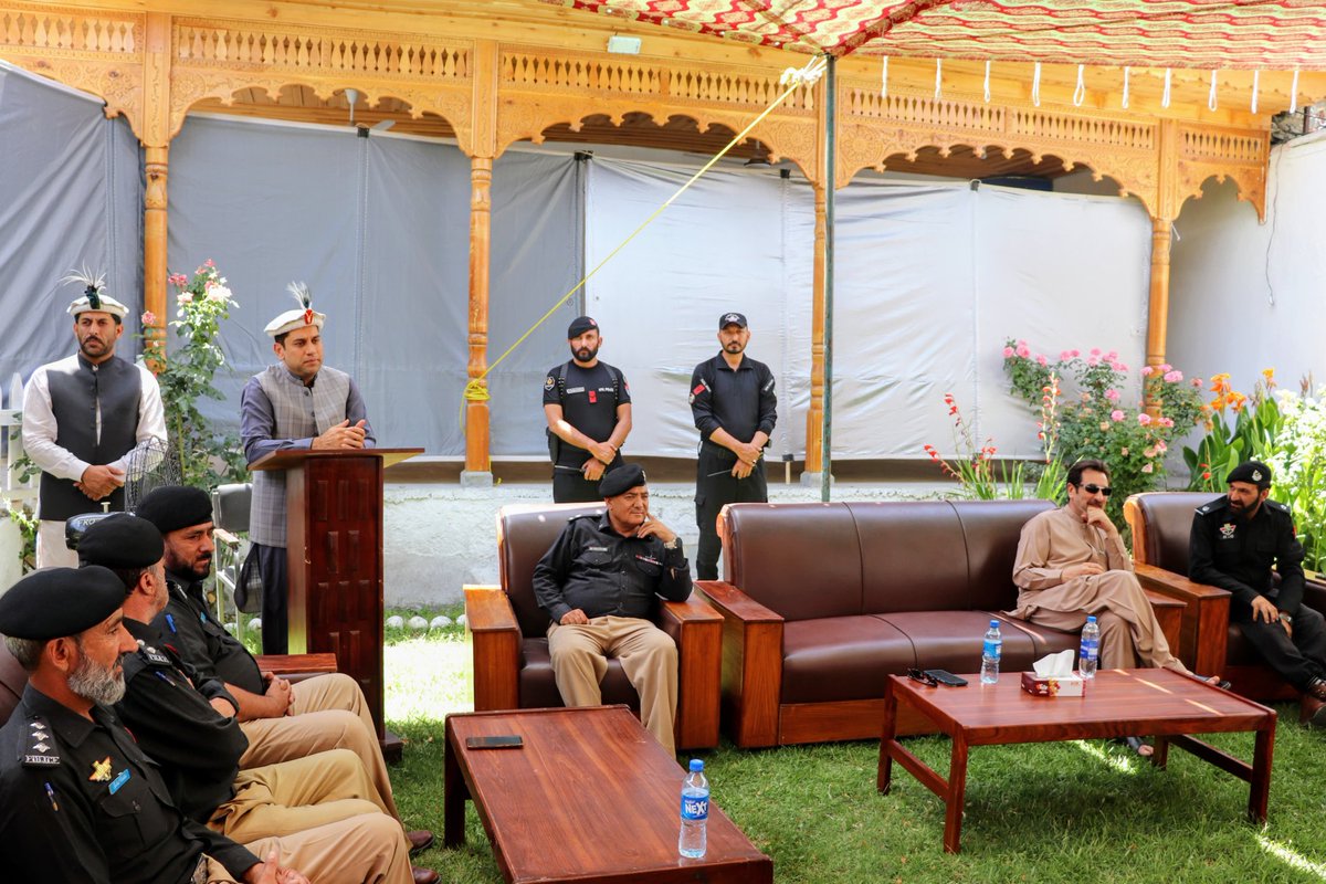 ChitralPolice's tweet photo. ڈی پی او لوئر چترال، رفعت اللہ خان (PSP) کے اعزاز میں پولیس لائن لوئر چترال میں پروقار الوداعی تقریب کا انعقاد کیا گیا۔ 

مقررین نے ان کی مثالی قیادت، پیشہ ورانہ خدمات اور عوام دوست پولیسنگ کو خراجِ تحسین پیش کیا۔ 

تقریب کے اختتام پر انہیں یادگاری شیلڈ اور تحائف پیش کیے گئے۔ https://t.co/suwiG4vNLt