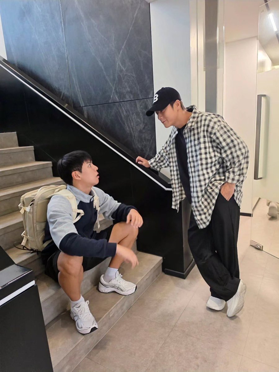 jungcullen_hf's tweet photo. 𝐣𝐮𝐧𝐠_𝐤𝐭_ พวกเราก่อนและหลังรู้ว่ากำลังถูกถ่ายรูป https://t.co/tGOZ0evb98