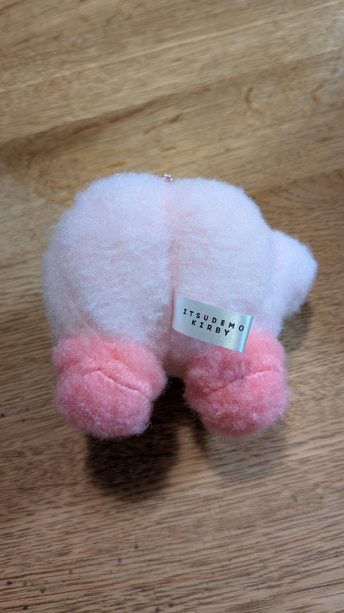 deadcalm's tweet photo. 家族が買ってきたケツだけカービィでも見るか https://t.co/hbWJKM6pgM