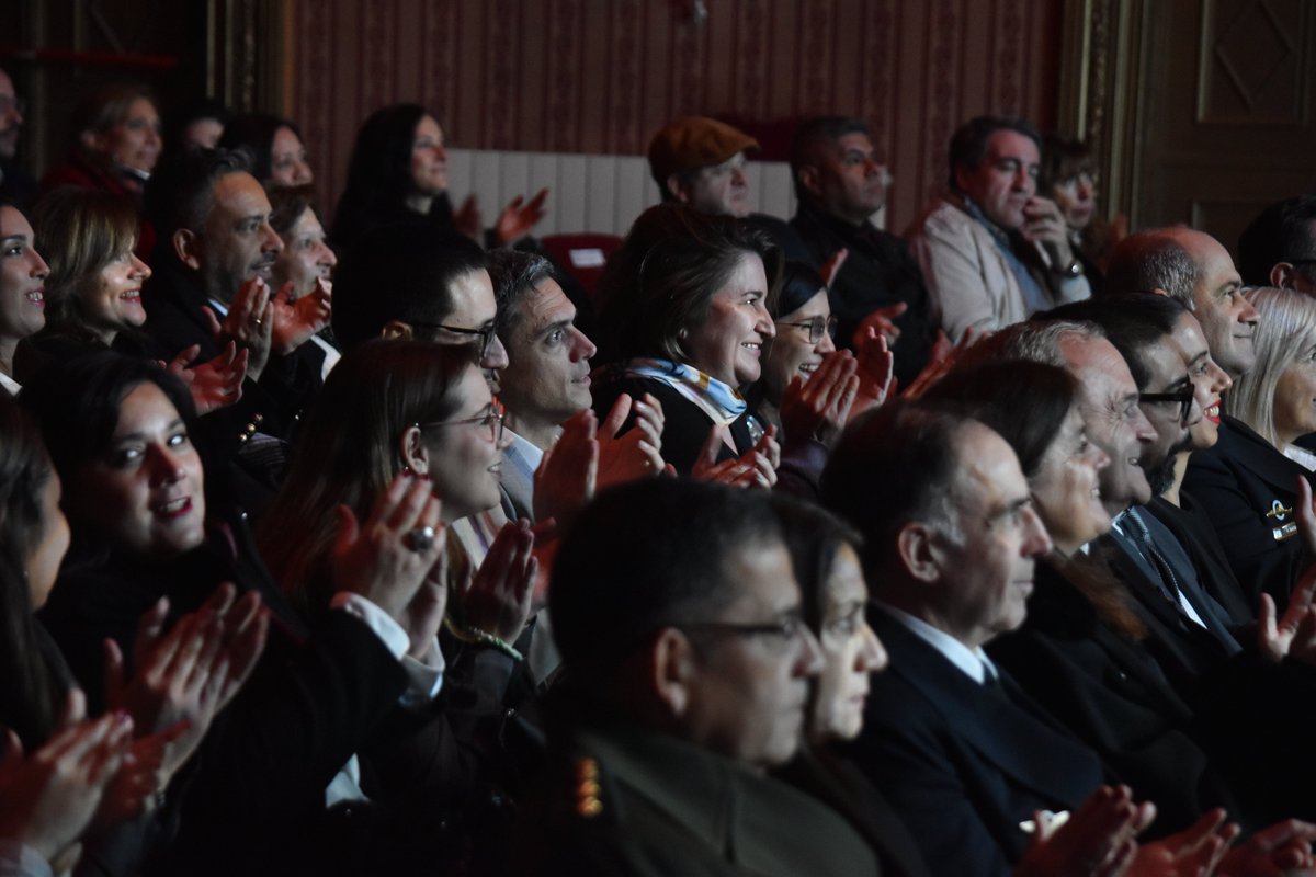 ayeduran's tweet photo. Compartimos la maravillosa Noche de Gala por el 128° Aniversario de Punta Alta ✨

Disfrutamos de la Orquesta de Cámara Punta Alta, La Guarda y el cierre con Diego Savoretti y Los Indescriptibles, que dieron todo para celebrar a la ciudad y a su comunidad en el hermoso Teatro Colón.

Emocionante trabajo de @rodrigo_arist, de todo el equipo de @Mcoronelrosales y de cada persona que hizo posible estos festejos.

¡Felices 128 años! 👏🏼