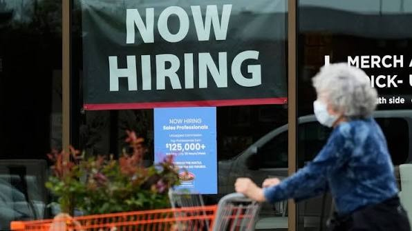MarioNawfal's tweet photo. 🇺🇸📉 U.S. delivers a weak June jobs report:
+57,000 job vs 114,000 projected.
Unemployment 4.2% vs 4.3% projected.
May numbers were revised downward by 43,000.
This is terrible news for Trump and even more terrible for the MAGA movement.
Source: CNN / Writer: Jamie https://t.co/R8guILSZ8H