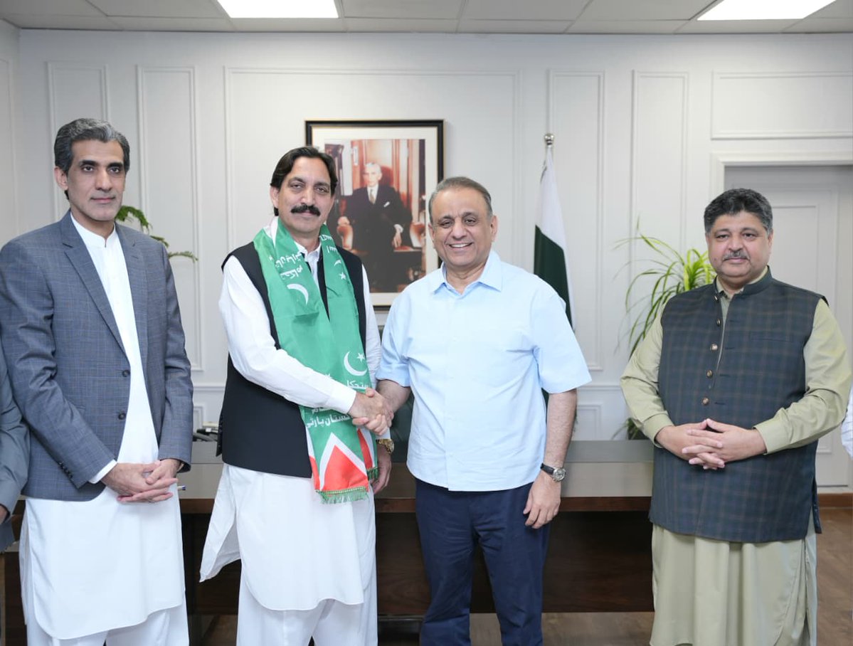 PresidentIPP's tweet photo. بھی پہنائے گئے ، استحکام پاکستان پارٹی کے ممبر قومی اسمبلی عون چوہدری، سیکرٹری جنرل میاں خالد محمود، صدرپنجاب رانا نذیر احمد خان اور جنرل سیکرٹری شعیب صدیقی بھی موجود تھے.
2/2 https://t.co/Q0CEfk2CzP