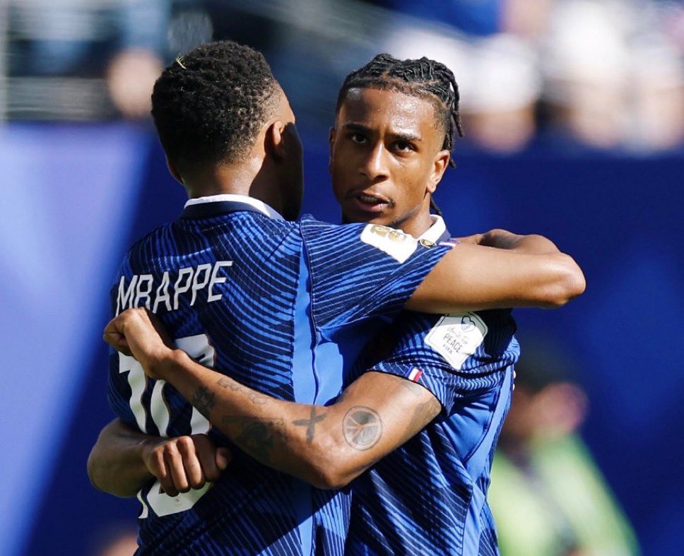 _Shege001's tweet photo. 🚨 Michael Olise is trying to convince Kylian Mbappe to leave Real Madrid and join Bayern Munich.

The France team man is reportedly encouraging his international captain to make the move to the Allianz Arena in order to help him with his assists to win the Ballon D’Or and break Ronaldo’s 1.5k goals record.

Mbappe is set to have urgent meeting with Madrid to discuss his future after the World Cup.

(Source: @jmRMCF)