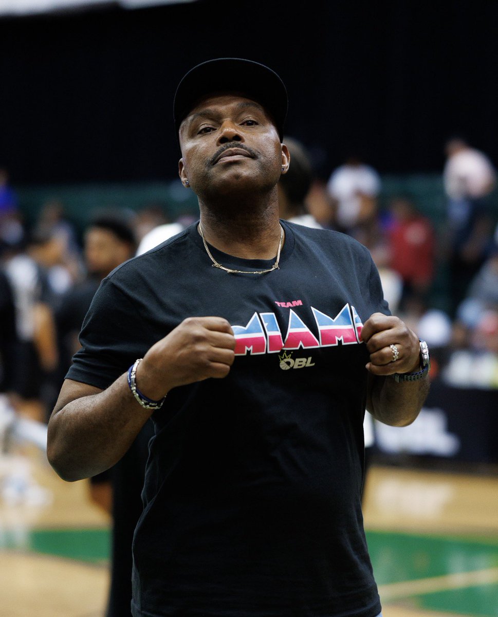 TheDunkCentral's tweet photo. Tim Hardaway Sr. says he won’t allow his son to wear his retired No. 10 with the Miami Heat.

“My legacy is my legacy. Even though he likes to wear No. 10, that is not coming down from the rafters,”

(Via @1043wqam / 📸 @OBLhoops ) https://t.co/cRR6qkZqvj