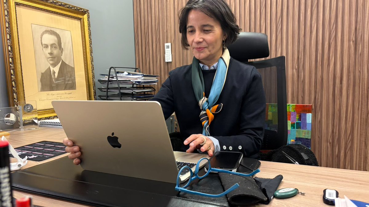 colmedchile's tweet photo. Nuestra presidenta nacional, Dra. Anamaría Arriagada, participa en la inauguración de las Jornadas Internacionales de Debate en Salud Pública 2026, instancia en la que entregó un saludo inaugural y destacó la importancia de fortalecer el diálogo frente a los desafíos globales y las respuestas locales en salud.