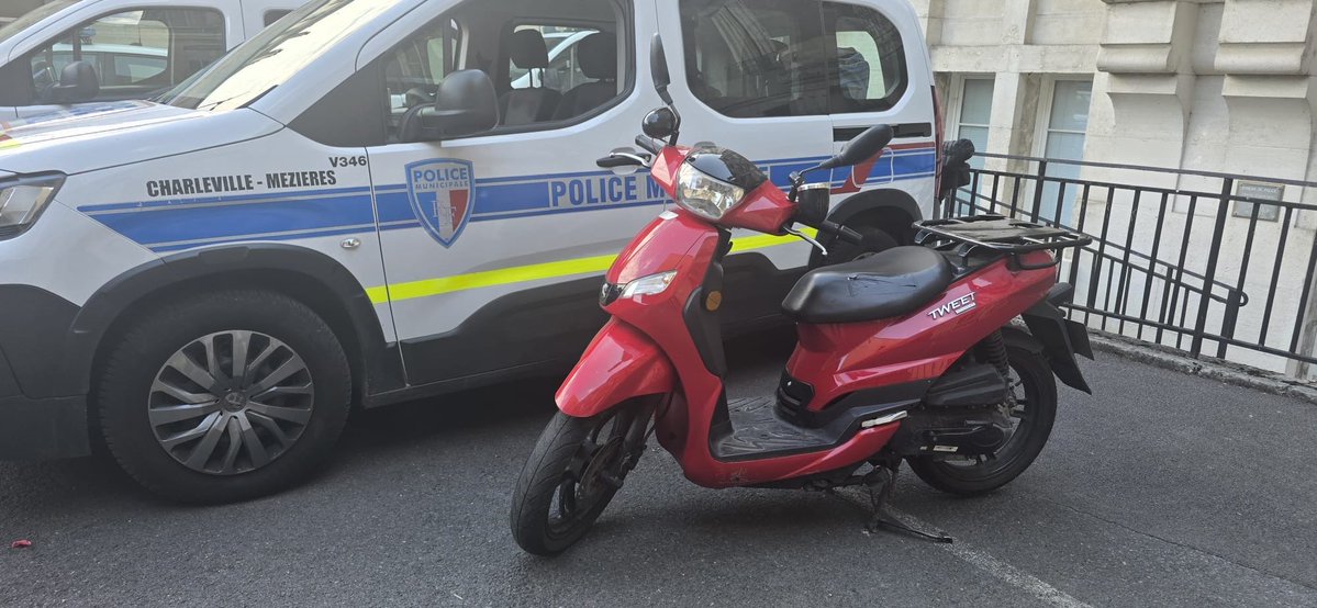 PoliceMuniCMZ08's tweet photo. 🚨 Une #infraction en cache parfois une autre
La brigade motocycliste de @VilledeCMz a contrôlé un conducteur de #scooter qui circulait sans gants.
🚫 #Permis de #conduire suspendu (conduite sous stupéfiants)
🚫 #Dépistages positifs
➡️ #GAV et le scooter mis en fourrière. https://t.co/PP65aBcUWO