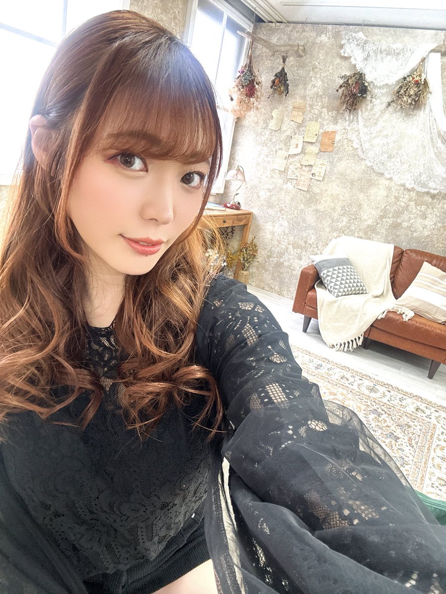 kawagoe_yui's tweet photo. 【ご報告】
6月いっぱいで約14年お世話になった事務所を退所しました。急な報告で申し訳ないです。それに伴い川越ゆいは卒業させて頂きます。この後も川越ゆいとしての撮影させていただいた作品は発売されます。全て真剣に向き合ってきた作品たちなのでぜひお手に取ってもらえると幸せです🥰事務所とは喧嘩別れとかではないのでご安心ください。各メーカー様、川越ゆいとして長い間お世話になりました。
ロリの時から人妻までたくさんの作品と触れ合うことができました。撮ってくれたメーカー様には頭があがりません。
いつでも真剣に作品と向き合ってました。
川越ゆいは私の全てです。
今後のお話ですが、女優は続けていきたいと思ってます。ただ育児の方も忙しくなってきたためすこし心身含めお休みをしようと思ってます。劇場のお仕事も含めです。
やる気は常にあります。新しい事務所を今後は考えていこうとおもってます🥰
川越ゆいになれて私はとてもたくさんの事を学びました。色んなことをしてきました。とにかく作品には楽しく真剣に向き合ってきました。
新しい誰かになることができたら私の良さをもっと活かせるように頑張ります。
今後はイベント業のみできる範囲でやっていこうと思ってるので「ごえちゃん」として会える機会は少し作れればと思います。
昔から私を知ってくれてる人、最近私を知ってくれた人、オナニーしてくれた人、会いに来てくれた人、感謝の気持ちでいっぱいです。あなたの心の中に存在できた事が最高に幸せです。
また違う私で出会えたらいいな。
新作の情報等も発信していきたいのでフォローははずさないでね(笑)