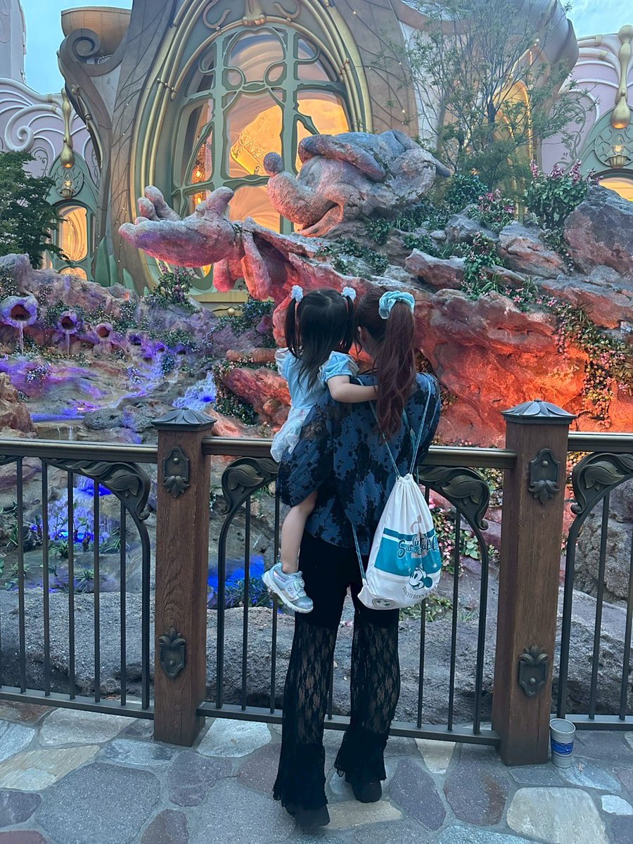 kawagoe_yui's tweet photo. 【ご報告】
6月いっぱいで約14年お世話になった事務所を退所しました。急な報告で申し訳ないです。それに伴い川越ゆいは卒業させて頂きます。この後も川越ゆいとしての撮影させていただいた作品は発売されます。全て真剣に向き合ってきた作品たちなのでぜひお手に取ってもらえると幸せです🥰事務所とは喧嘩別れとかではないのでご安心ください。各メーカー様、川越ゆいとして長い間お世話になりました。
ロリの時から人妻までたくさんの作品と触れ合うことができました。撮ってくれたメーカー様には頭があがりません。
いつでも真剣に作品と向き合ってました。
川越ゆいは私の全てです。
今後のお話ですが、女優は続けていきたいと思ってます。ただ育児の方も忙しくなってきたためすこし心身含めお休みをしようと思ってます。劇場のお仕事も含めです。
やる気は常にあります。新しい事務所を今後は考えていこうとおもってます🥰
川越ゆいになれて私はとてもたくさんの事を学びました。色んなことをしてきました。とにかく作品には楽しく真剣に向き合ってきました。
新しい誰かになることができたら私の良さをもっと活かせるように頑張ります。
今後はイベント業のみできる範囲でやっていこうと思ってるので「ごえちゃん」として会える機会は少し作れればと思います。
昔から私を知ってくれてる人、最近私を知ってくれた人、オナニーしてくれた人、会いに来てくれた人、感謝の気持ちでいっぱいです。あなたの心の中に存在できた事が最高に幸せです。
また違う私で出会えたらいいな。
新作の情報等も発信していきたいのでフォローははずさないでね(笑)