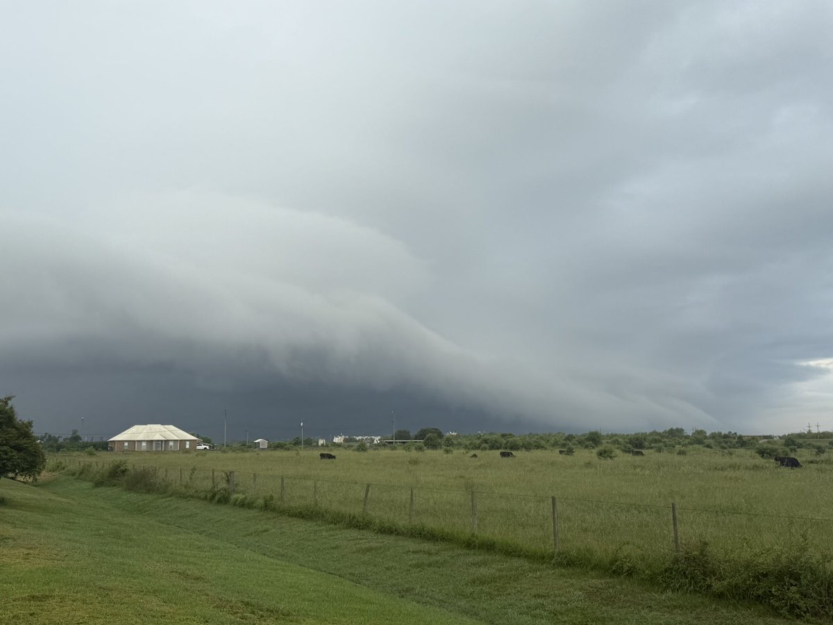 MasDogWx's tweet photo. Never too early for a little outflow shelf!

#lawx https://t.co/IMiEi25i9k