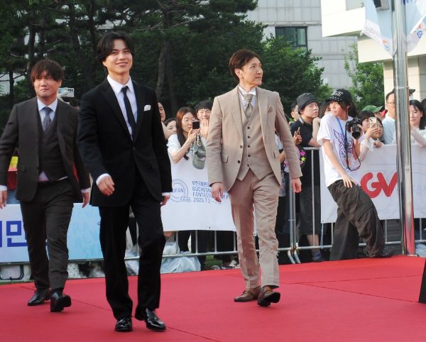 astage_ent's tweet photo. 【CINEMA】重岡大毅、主演映画『5秒で完全犯罪を生成する方法』でプチョン国際ファンタスティック映画祭 オープニングセレモニーレッドカーペットに登場‼️🎬
「もう1周歩きたい」満面の笑みで大興奮❣️✨

▶️https://t.co/jED1sez4MV

#5秒で完全犯罪を生成する方法 #重岡大毅 https://t.co/QlPoYOF3Vt