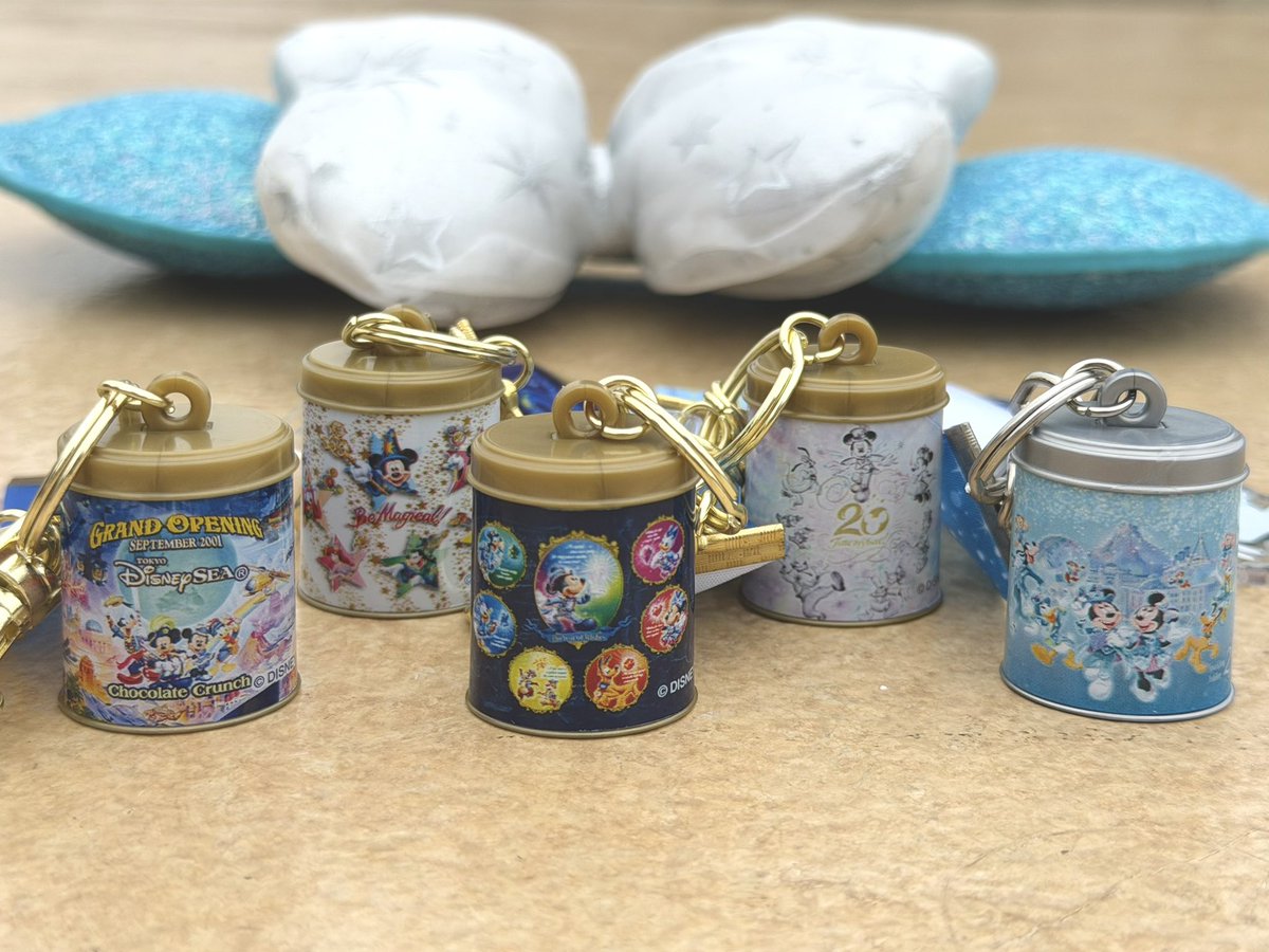 maru3_d's tweet photo. ディズニーシー25周年新カプセルトイ！
歴代周年アートのチョコクランチ缶やTodayなどがミニチュアになったキーチェーンがかわいすぎたよ～～～！
2人で6回まわして6種類中5種類揃ったの割と奇跡では…！5周年だけ出ず、だったけどとにかくかわいすぎてまんぞくです https://t.co/EYj4xBYiQo