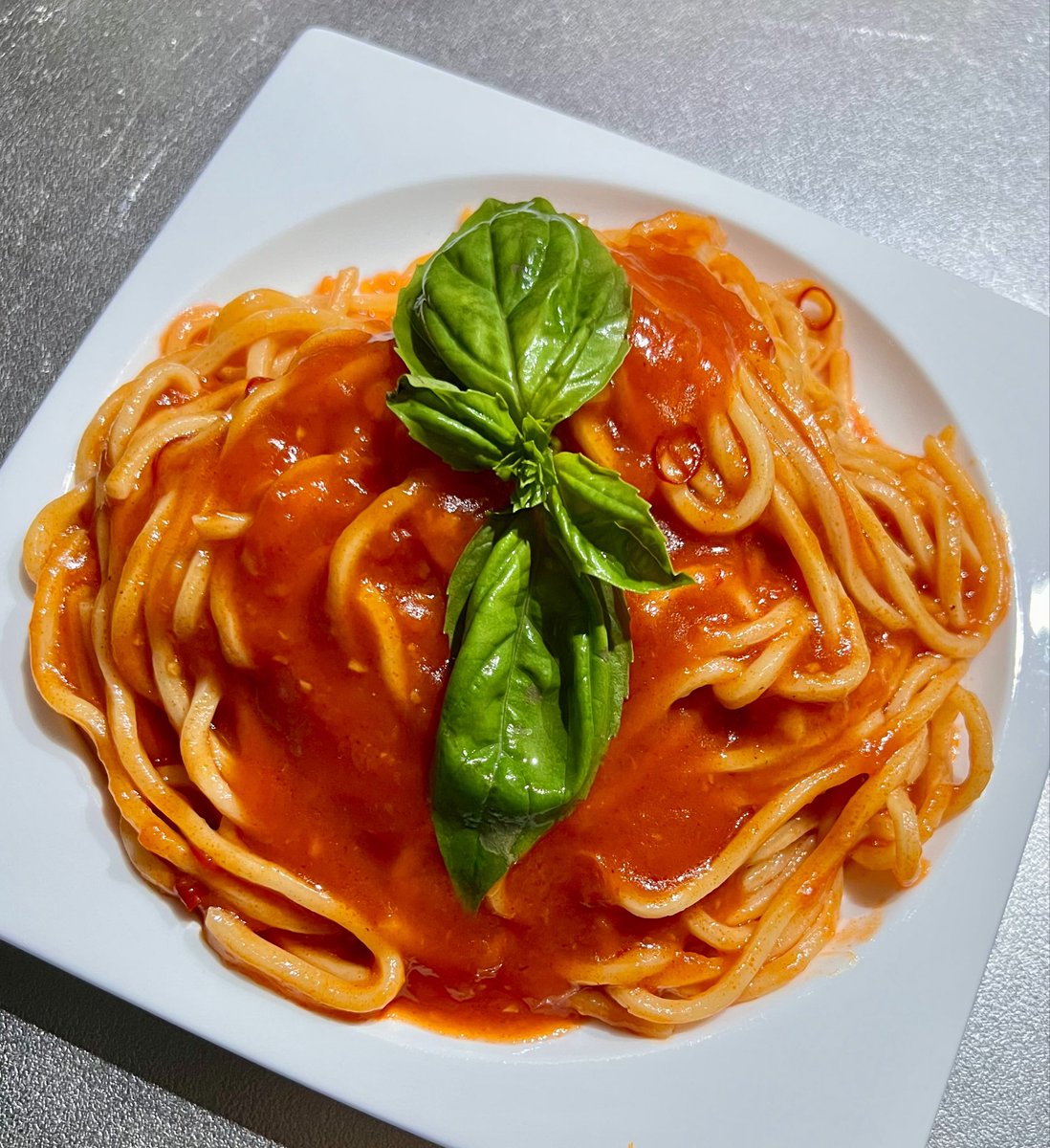 tottan_nerokiti's tweet photo. La Cucina dello Zio – Giorno 3 🍝🎶💖🇮🇹
おじさんの料理-3日目😜

今宵もアレで😏✨️

Tonnarelli Freschi all'Arrabbiata, Profumati al Basilico Fresco

～フレッシュバジルが香る、生トンナレッリのアラビアータ～

2分程度の茹で時間で成立する美味さって神✨

唐辛子🌶の爽快な辛さ
バジル🌱の爽やかさ
語彙力ってか旨いしか浮かばない🤣

#浅草開化楼 

#低加水パスタフレスカ

#Tonnarelli

#カラヒグ麺
