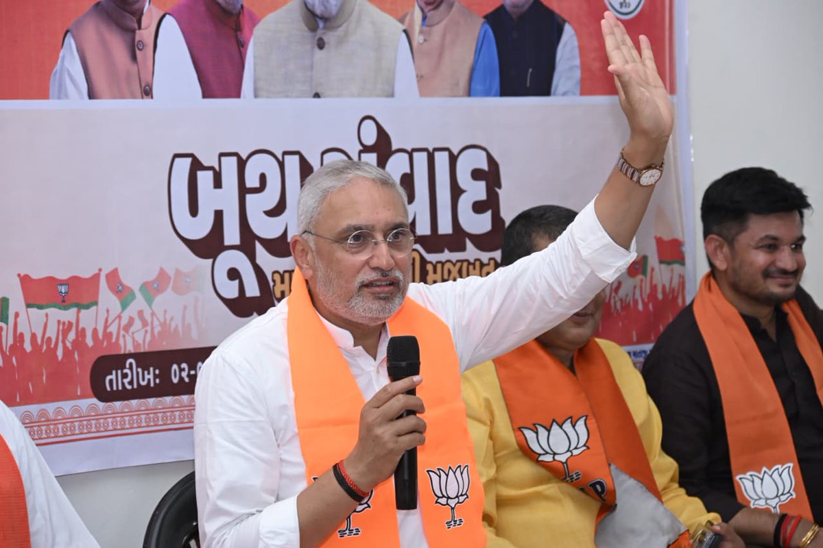 BJP4Gujarat's tweet photo. મારો પરિવાર, ભાજપ પરિવાર 

પ્રદેશ અધ્યક્ષ શ્રી @iJagdishBJP એ આજે દાહોદ જિલ્લાના સીંગવડ ખાતે 'બૂથ સંવાદ' કાર્યક્રમમાં કાર્યકર્તાઓ અને ચૂંટાયેલા પ્રતિનિધિઓ સાથે સંવાદ કર્યો. 

આ પ્રસંગે પ્રદેશ મહામંત્રી શ્રી @Hitendrasinhbjp , પ્રદેશ મંત્રી શ્રી શંકરભાઈ આમલીયાર, સાંસદ શ્રી @jsbhabhor , જિલ્લા પ્રમુખ શ્રી સ્નેહલભાઈ ધરીયા સહિત હોદ્દેદારો અને કાર્યકર્તાઓ ઉપસ્થિત રહ્યાં. 

#One_Day_One_Assembly