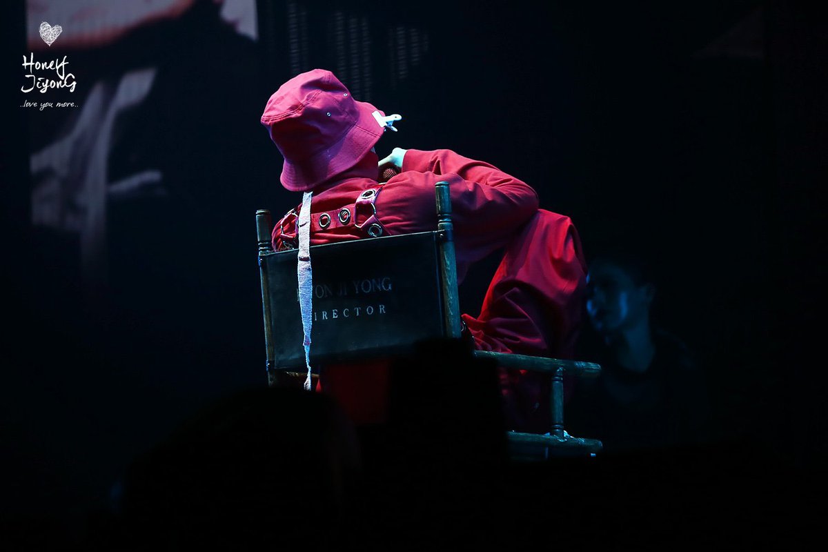 honeyjiyong's tweet photo. ACT III, M.O.T.T.E in SINGAPORE

DIRECTOR 권지용🎬❣️

#권지용 #KWONJIYONG 
#GDRAGON  #지드래곤 
#허니지용 https://t.co/XAL88m19qS