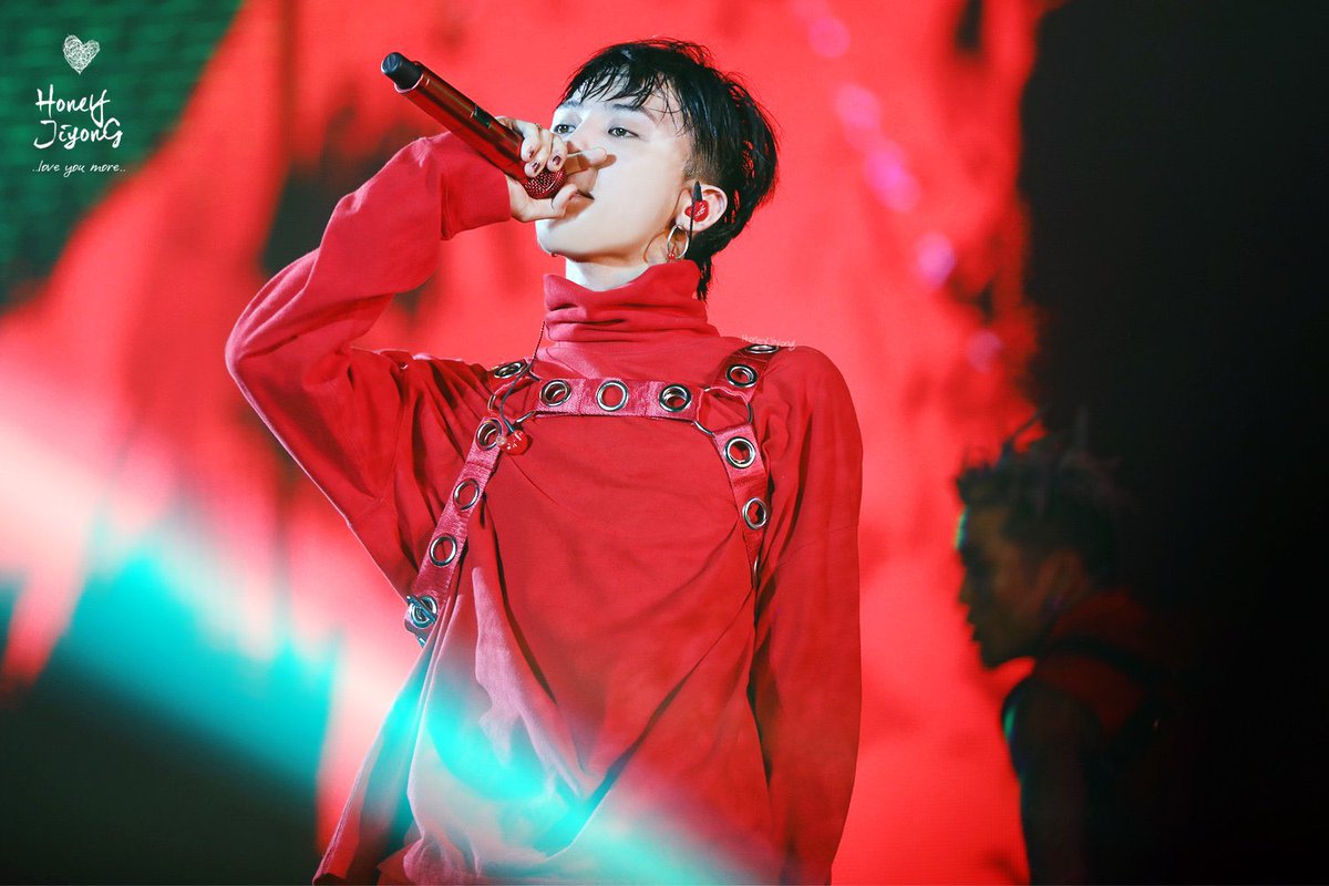 honeyjiyong's tweet photo. ACT III, M.O.T.T.E in SINGAPORE

DIRECTOR 권지용🎬❣️

#권지용 #KWONJIYONG 
#GDRAGON  #지드래곤 
#허니지용 https://t.co/XAL88m19qS