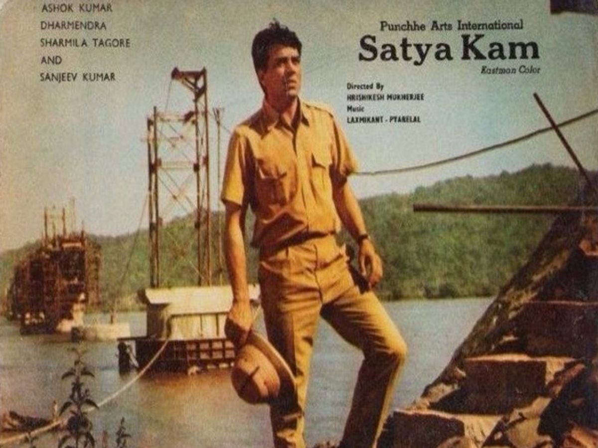 yansan's tweet photo. 7/7
​In the 1980s, two novels by Ramapada Chowdhury were adapted by two prominent Bengali directors for their Hindi cinematic ventures. While Mrinal Sen made 𝘌𝘬 𝘋𝘪𝘯 𝘈𝘤𝘩𝘢𝘯𝘢𝘬, based on Chowdhury's story Beej, Tapan Sinha made 𝘌𝘬 𝘋𝘰𝘤𝘵𝘰𝘳 𝘬𝘪 𝘔𝘢𝘶𝘵 from his novel Abhimanyu. Furthermore, it would be a crime not to mention Bimal Mitra, a literary giant of Bengali literature, whose novel was adapted by Guru Dutt into the masterpiece 𝘚𝘢𝘩𝘪𝘣 𝘉𝘪𝘸𝘪 𝘢𝘶𝘳 𝘎𝘩𝘶𝘭𝘢𝘮, which made it to the prestigious Karlovy Vary International Film Festival. Similarly, Narayan Sanyal's story became the foundation for 𝘚𝘢𝘵𝘺𝘢𝘬𝘢𝘮, featuring one of Dharmendra's finest performances.