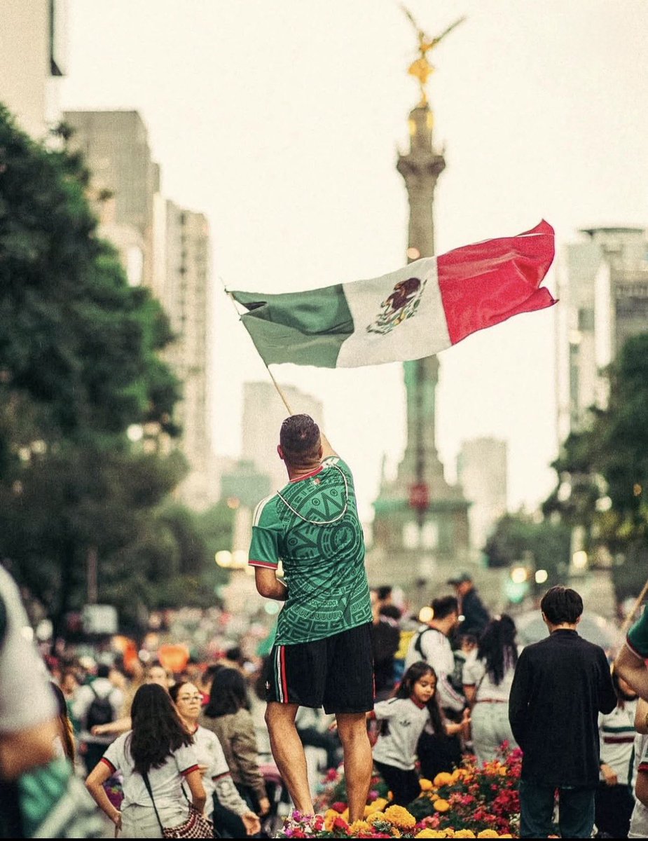 WackWurdock's tweet photo. La hinchada argentina lleva años diciendo que México ni siquiera es su rival. Pero basta con que México empiece a ilusionar como caballo negro del Mundial para salir en masa a burlarse de la afición. ¿En qué quedamos? Si éramos irrelevantes, ¿por qué tanto ardor? Incongruentes. https://t.co/NFXBMVBrIw