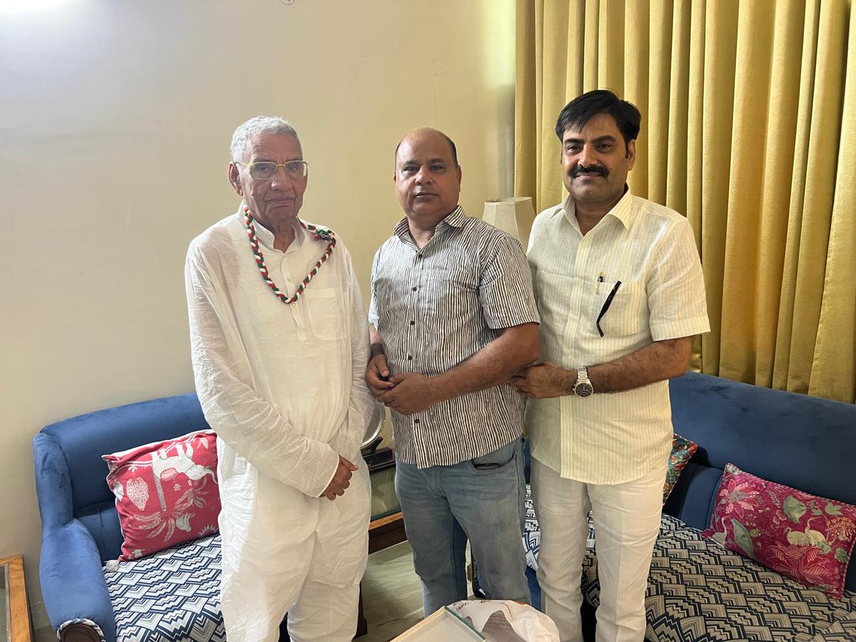 officialdinesh1's tweet photo. जयपुर आवास पर झुंझुनूं से सांसद बृजेंद्र सिंह ओला जी से आत्मीय भेंट कर उन्हें जन्मदिवस की हार्दिक बधाई एवं शुभकामनाएँ प्रेषित कीं।

ईश्वर से प्रार्थना है कि आपको उत्तम स्वास्थ्य, सुख-समृद्धि, दीर्घायु एवं निरंतर जनसेवा का सामर्थ्य प्रदान करें। https://t.co/HVTugBiR4D