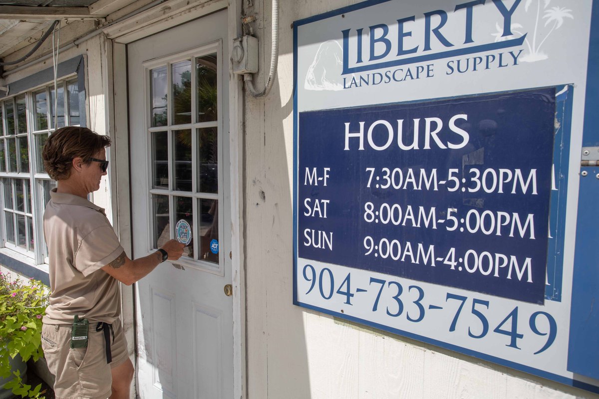CityofJax's tweet photo. A big congratulations to Liberty Landscape for being named a Litter-Free Business  👏 If your business is ready to help keep Jax beautiful by taking the pledge to maintain a litter-free property, go to https://t.co/hTVUCWlHkP and enroll in our Litter Free Business Program today! https://t.co/dQ9aAvl8F8