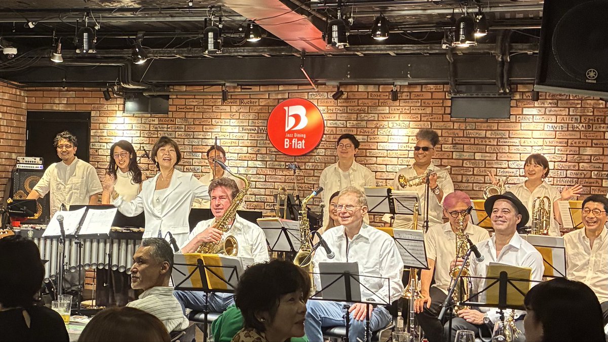 nipobrasil's tweet photo. 【ブラジル音楽コンサート】「Banda Mandacarinho」

八木美楠子さん率いるバンダ・マンダカリーニョのコンサートが、6月29日夜赤坂Jazz Dining B-flatで開催されました。国際色豊かなビッグバンドの皆さんの素晴らしい演奏で、マルコス•バーリ等のMPBを中心に、前半はフェスタジュニーナの曲メドレーあり、後半は彼女が敬愛するイバン•リンスと共演した最新アルバム「BANDA MANDA-CARINHO convida Ivan Lins」からのバラード等、多彩なブラジルミュージックの快演の連続で、ブラジル音楽ファンを大いに喜ばせてくれました。