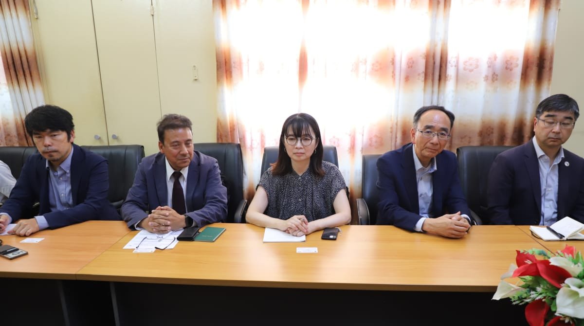 MilteBurundi's tweet photo. Audience du Ministre des Infrastructures E. NIJIMBERE avec l'équipe de mission de la JICA ds le cadre d'une étude de collecte des données sur l'élévation du niveau de l'eau du lac Tanganyika et les mesures de gestion des dommages des Infrastructures routières à Buja
@NtareHouse https://t.co/npAK1RQRSP