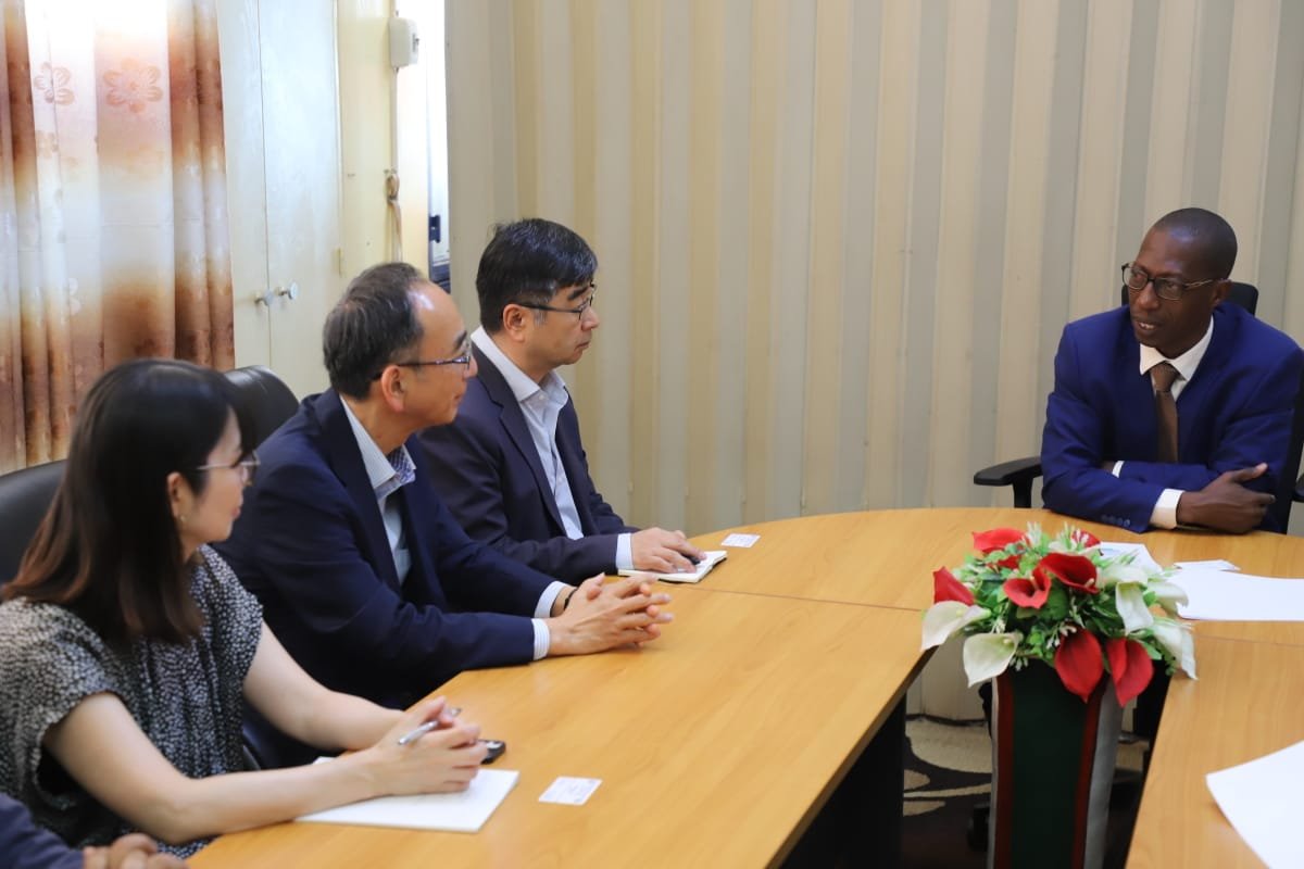 MilteBurundi's tweet photo. Audience du Ministre des Infrastructures E. NIJIMBERE avec l'équipe de mission de la JICA ds le cadre d'une étude de collecte des données sur l'élévation du niveau de l'eau du lac Tanganyika et les mesures de gestion des dommages des Infrastructures routières à Buja
@NtareHouse https://t.co/npAK1RQRSP