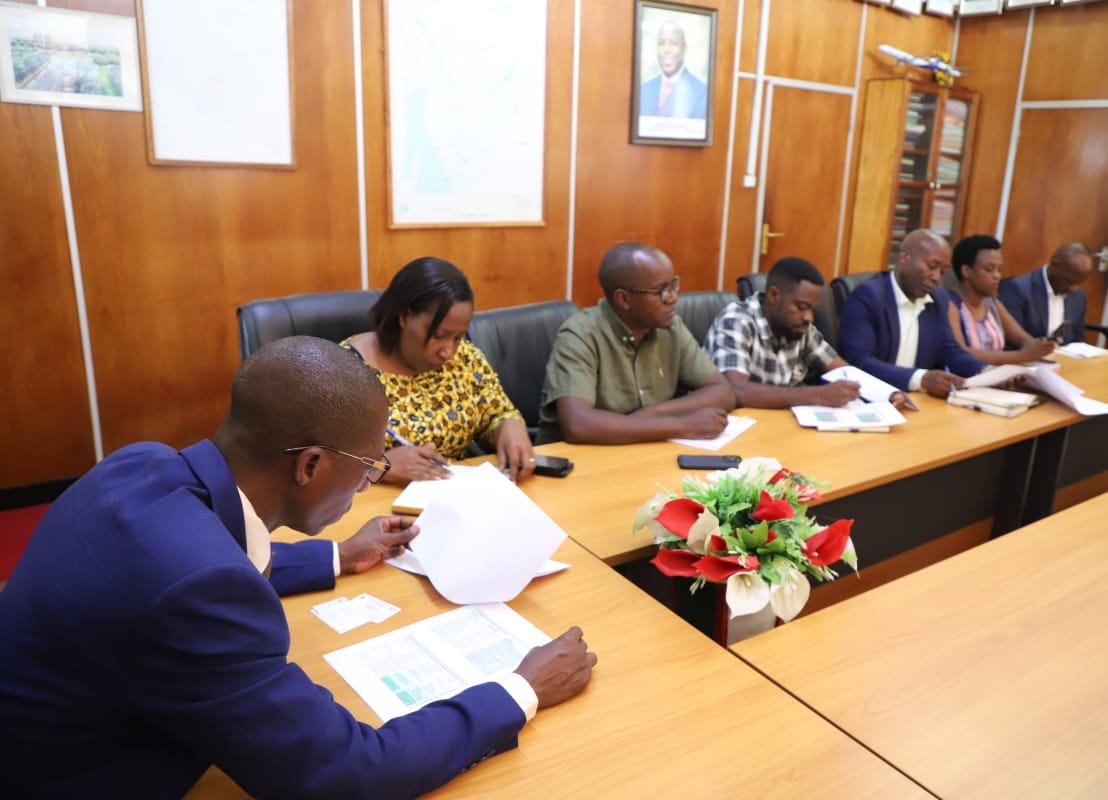 MilteBurundi's tweet photo. Audience du Ministre des Infrastructures E. NIJIMBERE avec l'équipe de mission de la JICA ds le cadre d'une étude de collecte des données sur l'élévation du niveau de l'eau du lac Tanganyika et les mesures de gestion des dommages des Infrastructures routières à Buja
@NtareHouse https://t.co/npAK1RQRSP