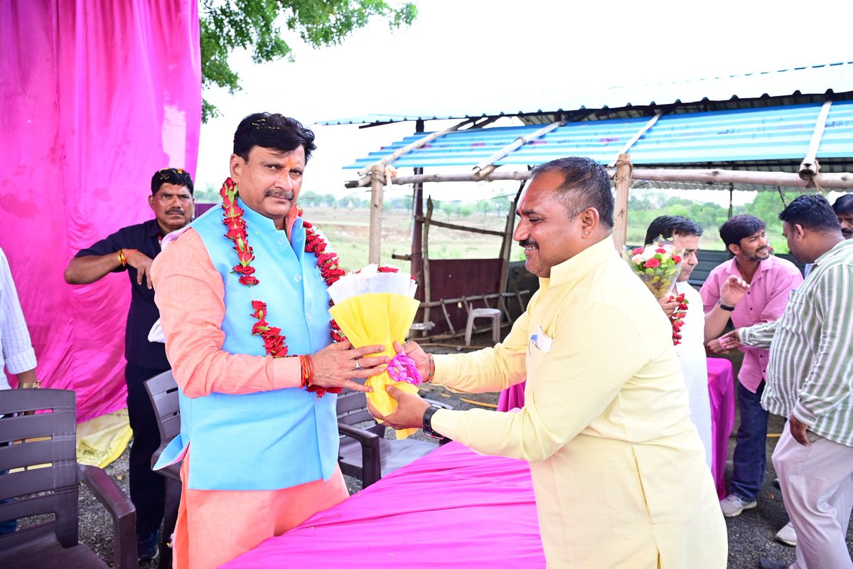 GaneshSingh_in's tweet photo. आज मैहर जाते समय श्री अभय राज पटेल जी (उप सरपंच) एवं अन्य साथियों द्वारा जन्मदिन के अवसर पर आत्मीय बधाई एवं अभिनन्दन प्राप्त हुआ। 

आप सभी का स्नेह, सम्मान और शुभेच्छाएं हृदय को अभिभूत करने वाली हैं।

साथियों का यह अपनापन और विश्वास सार्वजनिक जीवन में निरंतर सक्रिय रहकर जनसेवा करने की प्रेरणा प्रदान करता है।

#स्वर्णिम_सतना_संकल्प #आपका_सेवक_गणेश