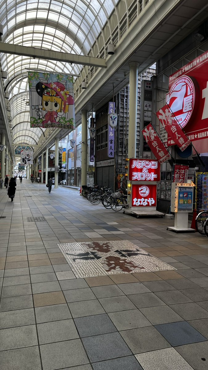 loveroux2011's tweet photo. ラブル〜☆リーダーの小島勇司は、岐阜市柳ヶ瀬商店街のキャラクターやななの発案者（生みの親）でもあります。

2013年に引退したやななも今でも商店街のフラッグとなって見守り続けていてくれています。
#やなな
#柳ヶ瀬商店街 https://t.co/w8C9pDuoUq