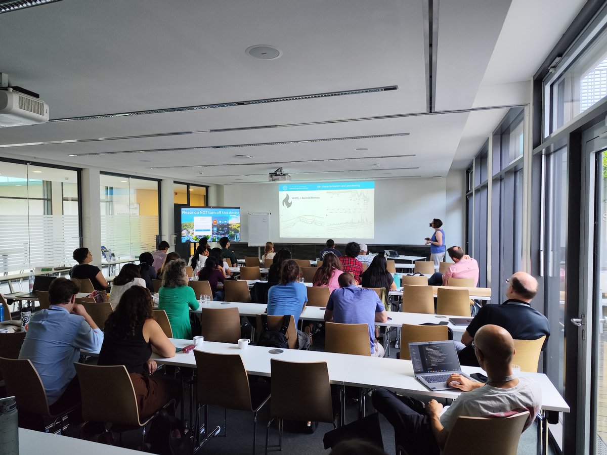 EMBLEvents's tweet photo. Here's some more snaps from #EMBOSynBio β loving the mix of talks this week!
πΈ 'Sustainable biotechnology and metal upcycling' presented by Louise Horsfall, University of Edinburgh https://t.co/2MBIRRKsHB