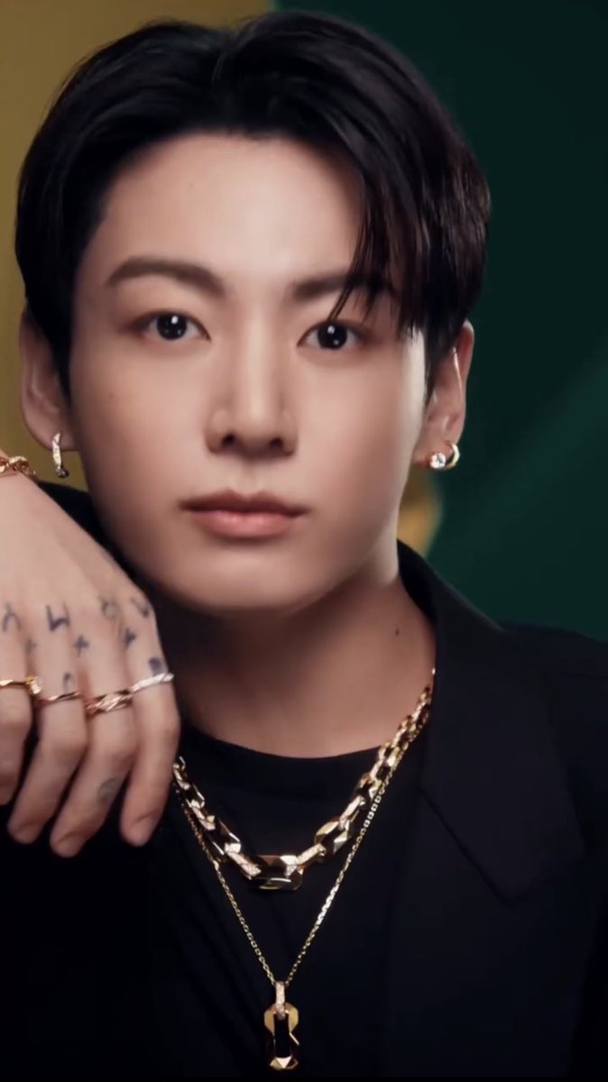 JJK_Times's tweet photo. Creative Director Tim Holloway Instagram:

Creative Direction by HOLLOWAY for Graff's latest campaign featuring Jung Kook, photographed by Sølve Sundsbø.

Such a pleasure to work with Jung Kook. A true star—professional, dedicated and passionate, with a genuine commitment to bringing the creative vision to life.