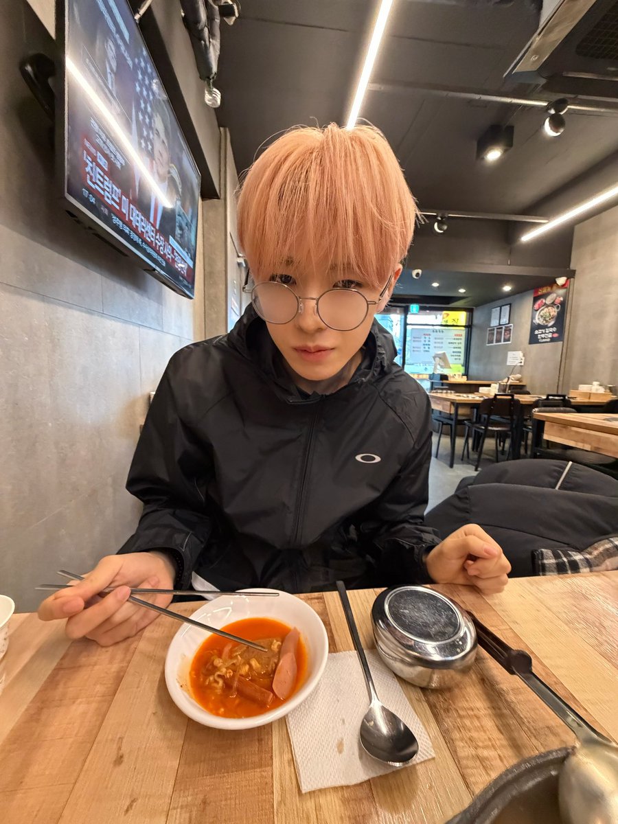 umlwish's tweet photo. 요즘인기많은일본오빠들과는달라한국대학생향기가배어있지 https://t.co/R7V0PObfsk
