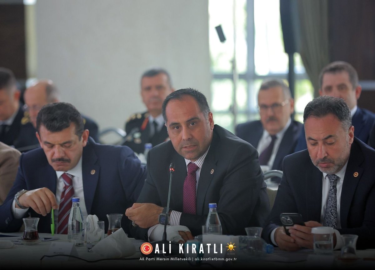 ALKIRATLI's tweet photo. 📍 Gölbaşı | Ankara

İçişleri Bakanımız Sayın Mustafa Çiftçi, AK Parti Grup Başkanvekilimiz Sayın Leyla Şahin Usta, Genel Başkan Yardımcılarımız, Bakan Yardımcılarımız ve kıymetli milletvekillerimizle birlikte gerçekleştirilen İstişare ve Değerlendirme Toplantısı’na katıldık.

Toplantımızda; güvenlikten göç yönetimine, afetlere hazırlıktan trafik güvenliğine kadar birçok başlıkta yürütülen çalışmaları ve önümüzdeki döneme ilişkin hedefleri kapsamlı şekilde değerlendirdik.

Cumhurbaşkanımız Sayın Recep Tayyip Erdoğan’ın liderliğinde; milletimizin huzuru, güvenliği ve refahı için ortak akıl, güçlü koordinasyon ve istişare anlayışıyla çalışmaya devam ediyoruz.

Nazik ev sahiplikleri ve kıymetli değerlendirmeleri dolayısıyla İçişleri Bakanımız Sayın Mustafa Çiftçi’ye teşekkür ediyor, toplantımızın ülkemiz ve aziz milletimiz için hayırlara vesile olmasını diliyorum.

@mustafaciftcitr 
@TC_icisleri 
#TürkiyeYüzyılı 🇹🇷 
#AKParti