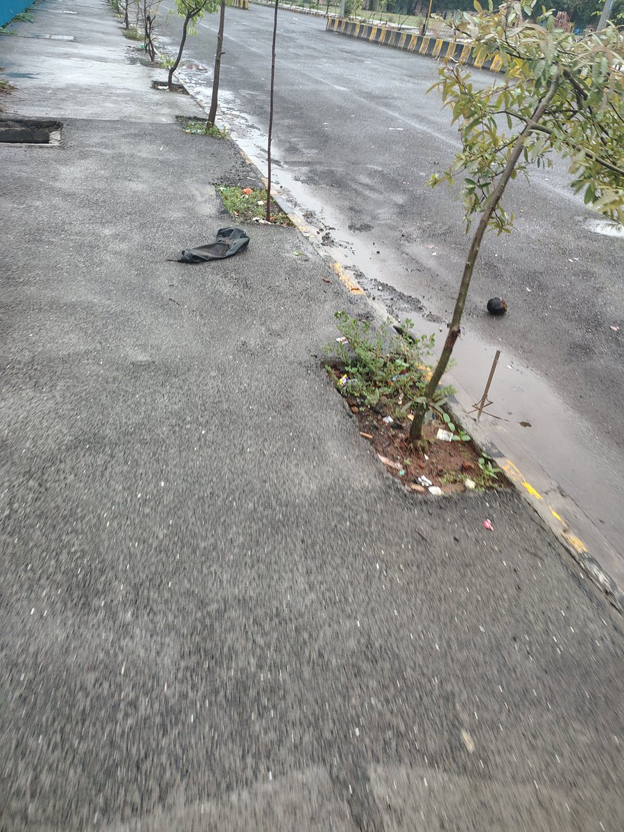 SumitEVangule's tweet photo. @PanvelCorp @LoksattaLive @mumbaitak @mataonline हे उघड्या गटारांची झाकणं, खारघर मेट्रो स्टेशन वरून सेक्टर 15 ला जाताना फुटपाथ वर आहेत. जाता येता कोणी पडून जीवितहानी होऊ शकते. याआधी पण तक्रार करून काहीच कार्यवाही का नाही?? पनवेल महापालिका हद्दीत अशी बरीच उघडी गटारे आहेत. https://t.co/hZVVKJcOmr
