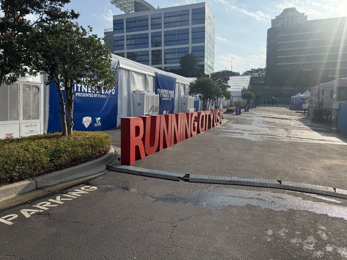 GrayBeardRun's tweet photo. @ATLtrackclub the line before the expo. https://t.co/OQz495Vlno