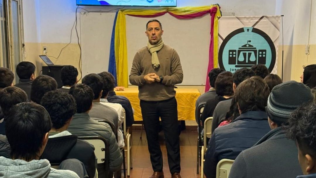 JusticiaAr's tweet photo. [CATAMARCA] Jueces y juezas en la escuelas https://t.co/igZn7l3TGj https://t.co/9QtDTHFz0B