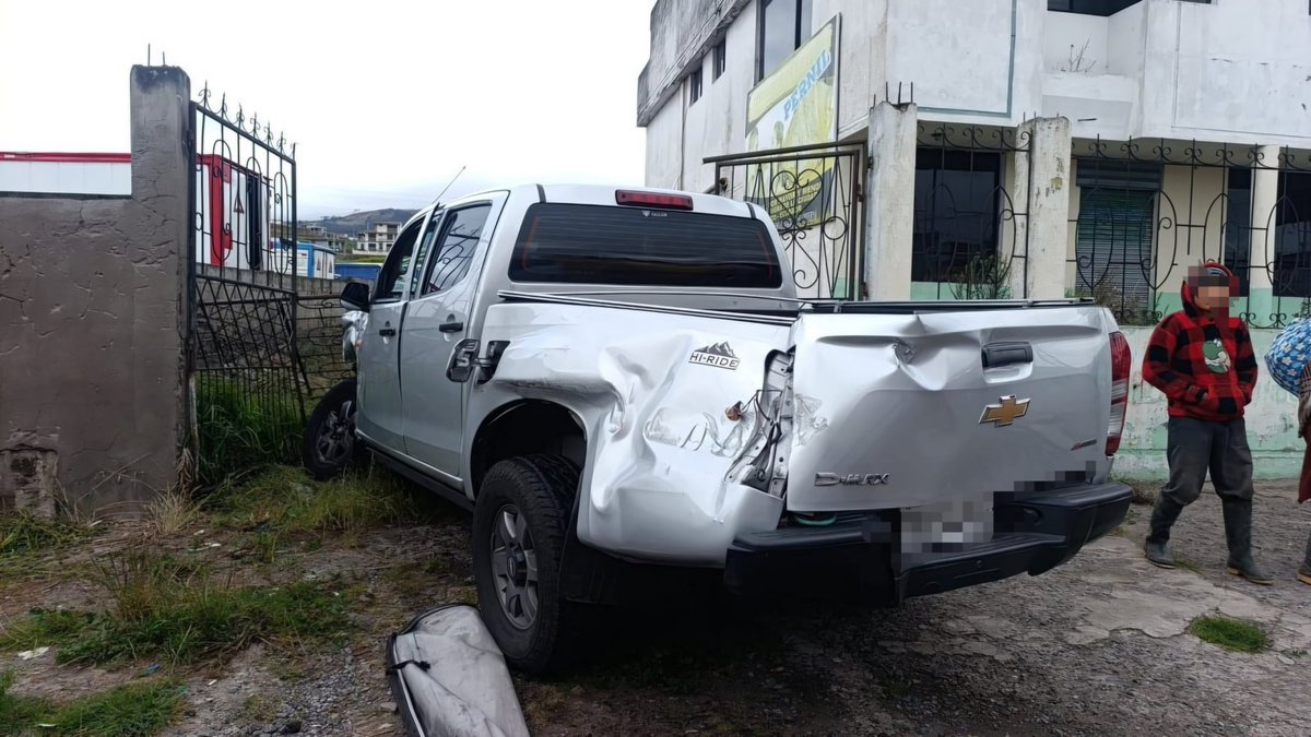 ECU911Ambato's tweet photo. 📍 #Ambato | Desde el @ECU911_ se coordinó la atención de un siniestro de tránsito con @Salud_Ec y @TransitoAmbato, tras recibir una alerta a través de la #LíneaÚnicaParaEmergencias 9-1-1 este 2 de julio, a las 06:37, sobre la E35 en el semáforo de la entrada a Unamuncho, cantón Ambato. 🚗🚧

⚠️ Como información preliminar de las instituciones de primera respuesta, se trataría de una colisión entre tres vehículos, que dejó una persona herida.

🚦 Al momento, la vía se encuentra parcialmente habilitada, con circulación por un solo carril mientras se desarrollan las labores de atención de la emergencia.