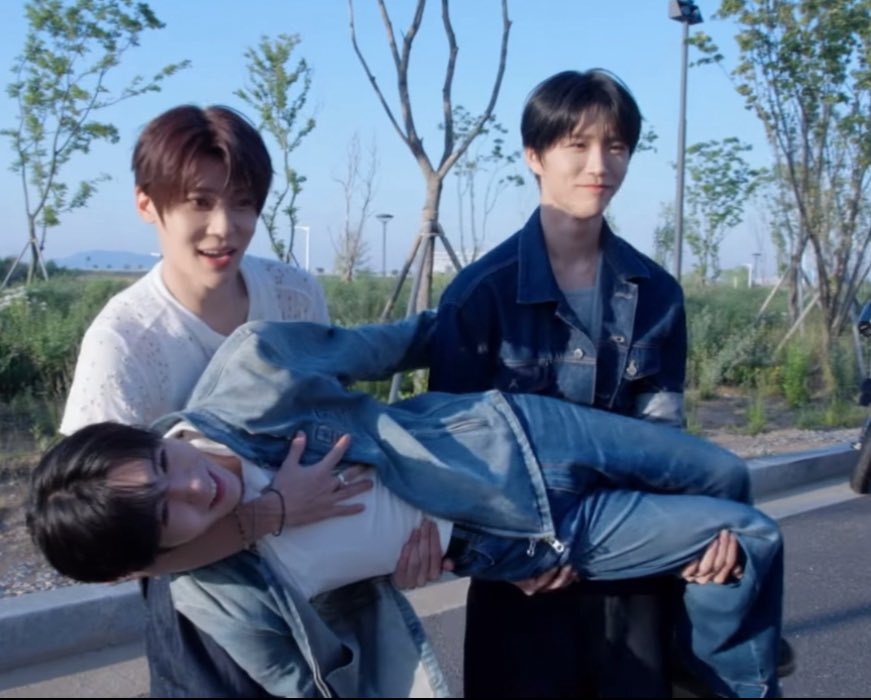 sakryove's tweet photo. 제발.. 진짜 너무 크게 웃음
아 여기 총체적난국이야 ㅠㅠ 
대엉아 치치 어디를 붙잡아서 들어올리려고 한건데요 ㅠㅠ 형들이 하는대로 걍 들어올려지는거 띠발 ㅠㅠㅋㅋㅋㅋㅋㅋㅋㅋㅋㅋㅋㅋㅋㅋㅋㅋㅋㅋㅋㅋㅋ 아 이대로 나왔으면 �� 10일 생각났을듯 ㅠ https://t.co/kemOqVMHYT