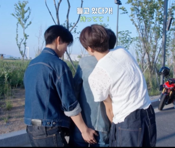 sakryove's tweet photo. 제발.. 진짜 너무 크게 웃음
아 여기 총체적난국이야 ㅠㅠ 
대엉아 치치 어디를 붙잡아서 들어올리려고 한건데요 ㅠㅠ 형들이 하는대로 걍 들어올려지는거 띠발 ㅠㅠㅋㅋㅋㅋㅋㅋㅋㅋㅋㅋㅋㅋㅋㅋㅋㅋㅋㅋㅋㅋㅋ 아 이대로 나왔으면 �� 10일 생각났을듯 ㅠ https://t.co/kemOqVMHYT