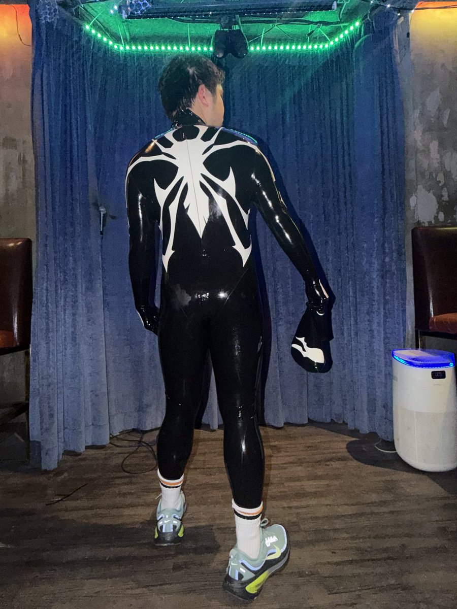 Xlll_241's tweet photo. Marvel Rivals- Symbiote Spider Man🕷️🕷️🕷️

I look sexy and I love my ass 😈😈😈

第一次著膠著超過8 小時
好高興認識到好多同好
享受做膠仔嘅每個moment，好想著去展呀！

🕸️suit: @GLEOLatex https://t.co/ahUpMENzsv