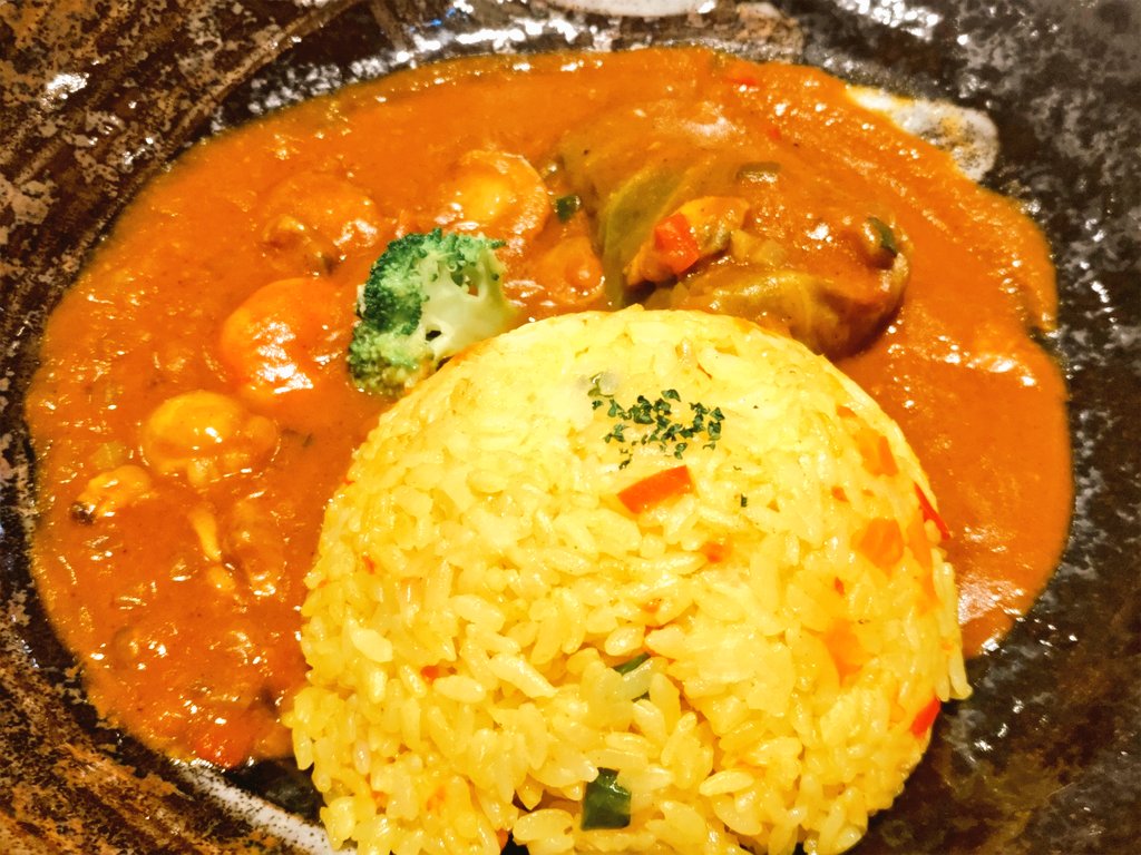 cascade_'s tweet photo. 夕飯@吉池食堂。海鮮カレー。カレーピラフだけで食べても美味い。カレーと一緒に食べても当然美味い。シーフードも美味いが、イワシのロールキャベツがバチバチに美味い！これだけ食べたいくらい美味いけど単品メニューにないので海鮮カレーを頼まざるを得ない！ https://t.co/cwZculATbw